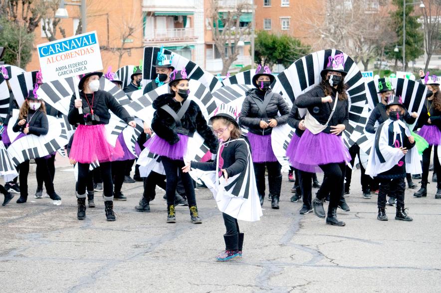 Desfile de Carnaval 2022 - Primer plano de un grupo de participantes disfrazados.