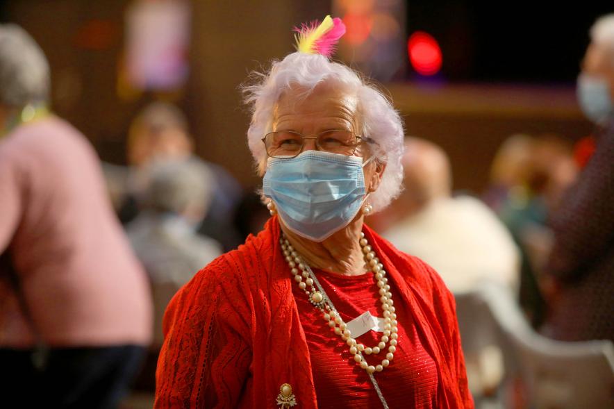 Carnaval de Mayores 2022 - Primer plano de una señora disfrazada.