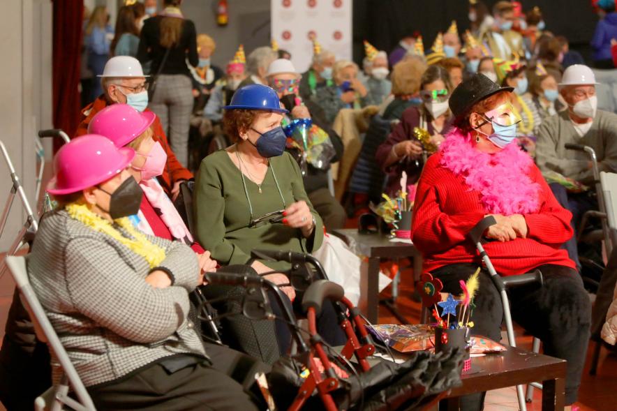  Carnaval de Mayores 2022 - Imagen de un grupo de mayores con sombreros y pelucas.