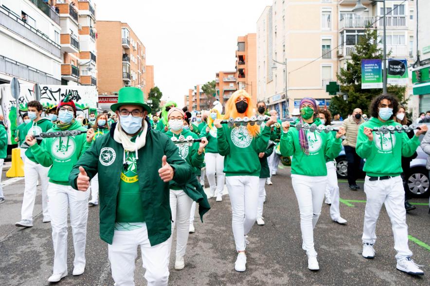 Desfile de Carnaval 2022 - Primer plano de un grupo de participantes disfrazados.
