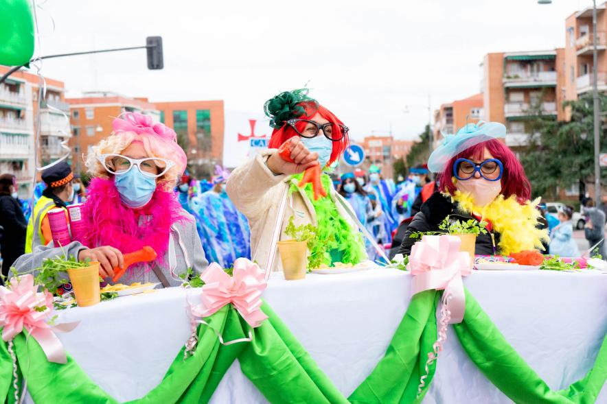 Desfile de Carnaval 2022 - Primer plano de un grupo de participantes disfrazados.