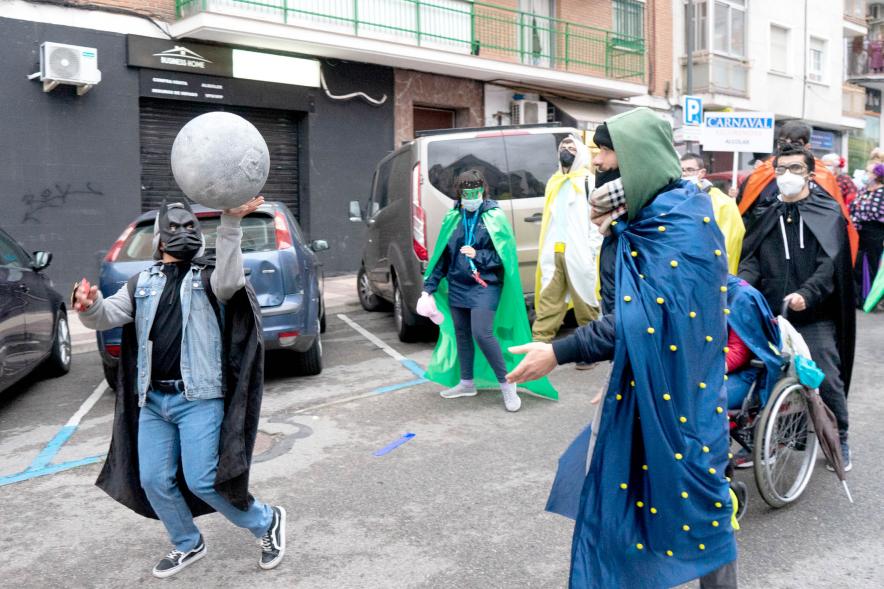 Desfile de Carnaval 2022 - Primer plano de un grupo de participantes disfrazados.