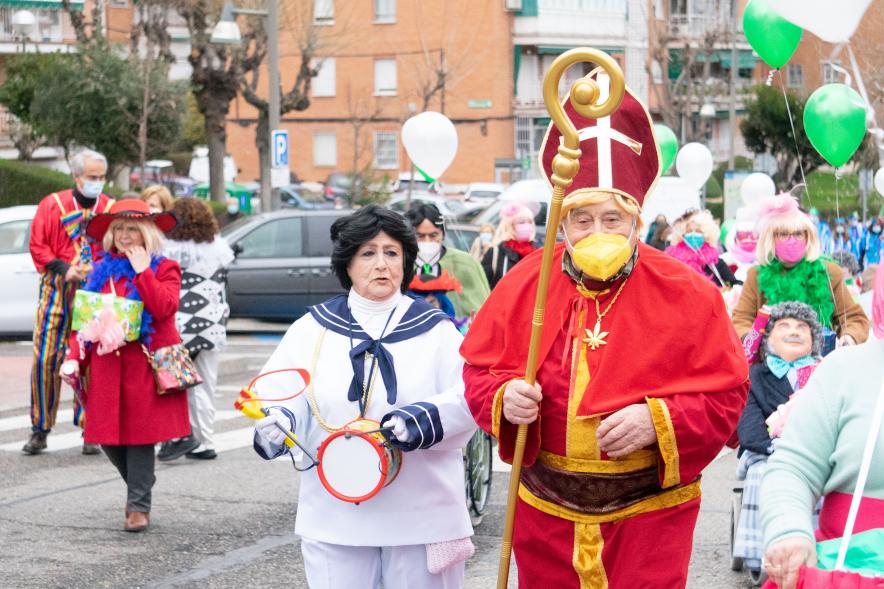 Desfile de Carnaval 2022 - Primer plano de dos participantes disfrazados.