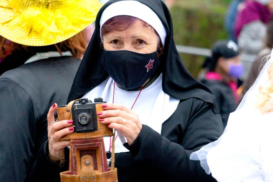 Desfile de Carnaval 2022 - Primer plano de un niño disfrazado.
