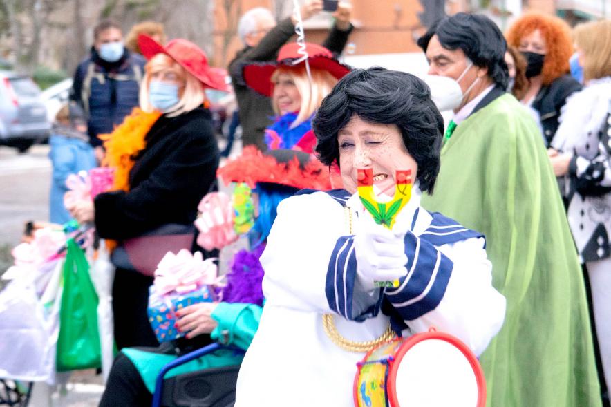 Desfile de Carnaval 2022 - Imagen de un participantes disfrazado de niño con un tirachinas.