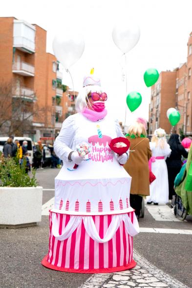 Desfile de Carnaval 2022 - Primer plano de un participante disfrazado de tarta.
