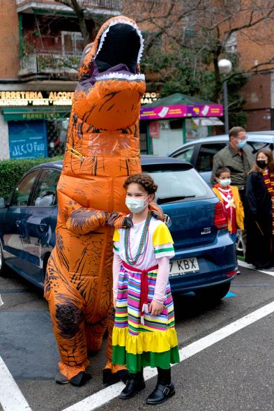 Desfile de Carnaval 2022 - Primer plano de dos participantes disfrazados.