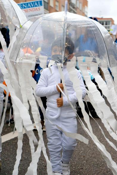 Desfile de Carnaval 2022 - Primer plano de un participante disfrazado de  medusa.