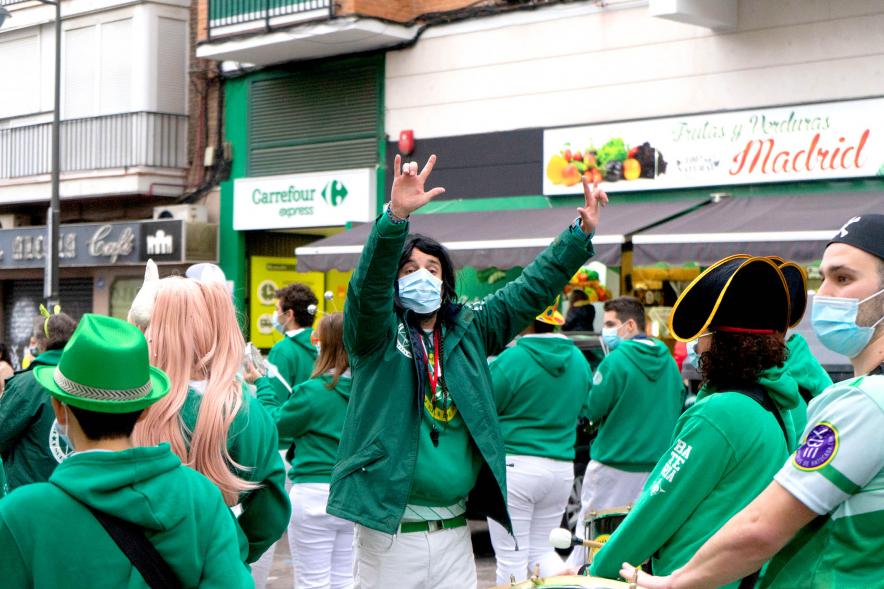 Desfile de Carnaval 2022 - Primer plano de un grupo de participantes disfrazados.