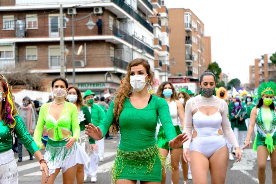 Desfile de Carnaval 2022 - Grupo de jóvenes con maillots  verde y blanco. 