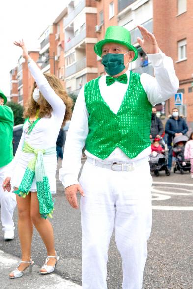 Desfile de Carnaval 2022 - Primer plano de un  participantes disfrazados de croupier en verde. 