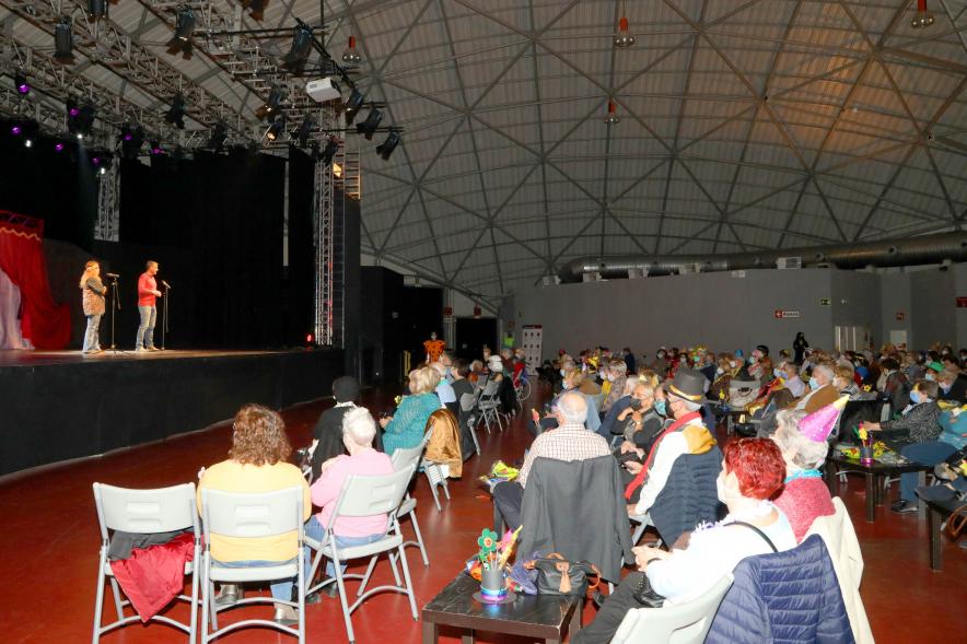  Carnaval de Mayores 2022 - Imagen lateral de la sala con los asistentes y parte del escenario.