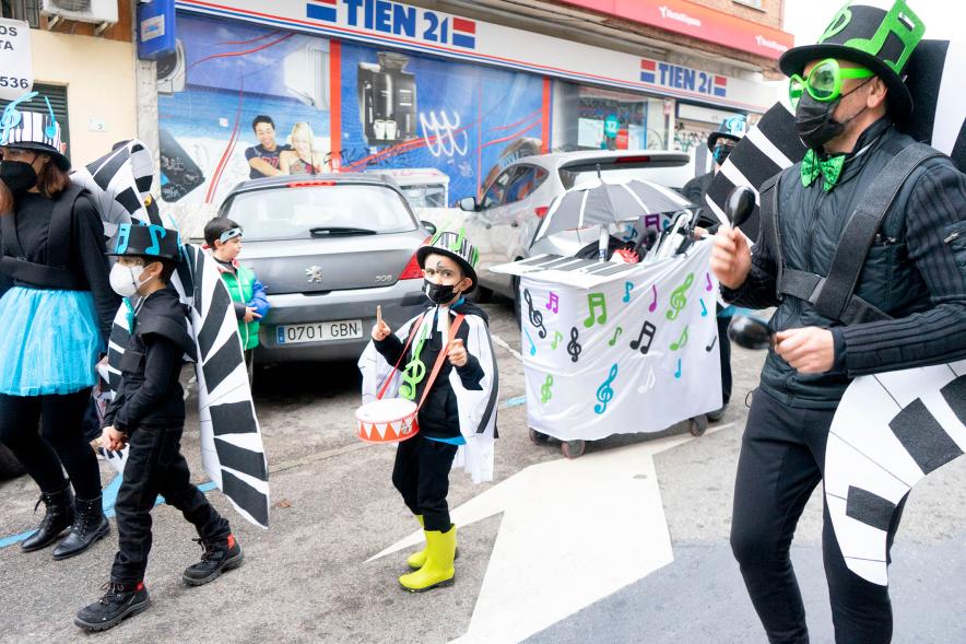 Desfile de Carnaval 2022 - Primer plano de un grupo de participantes disfrazados.