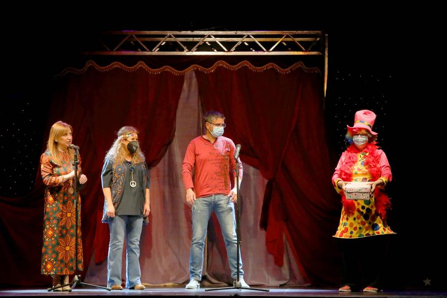   Carnaval de Mayores 2022 - Imagen de las autoridades municipales en el escenario.