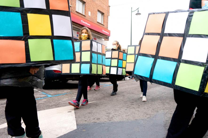 Desfile de Carnaval 2022 - Primer plano de un grupo de participantes disfrazados.de cubo de Rubik.