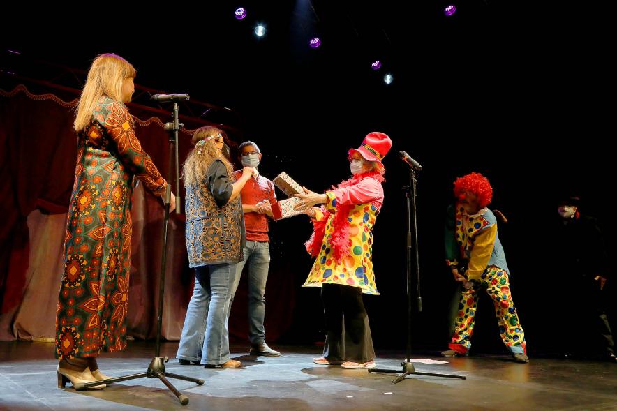   Carnaval de Mayores 2022 -  Carnaval de Mayores 2022 - Imagen de las autoridades municipales en el  escenario con disfraces.