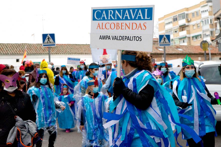 Desfile de Carnaval 2022 - Primer plano de un grupo de participantes disfrazados.