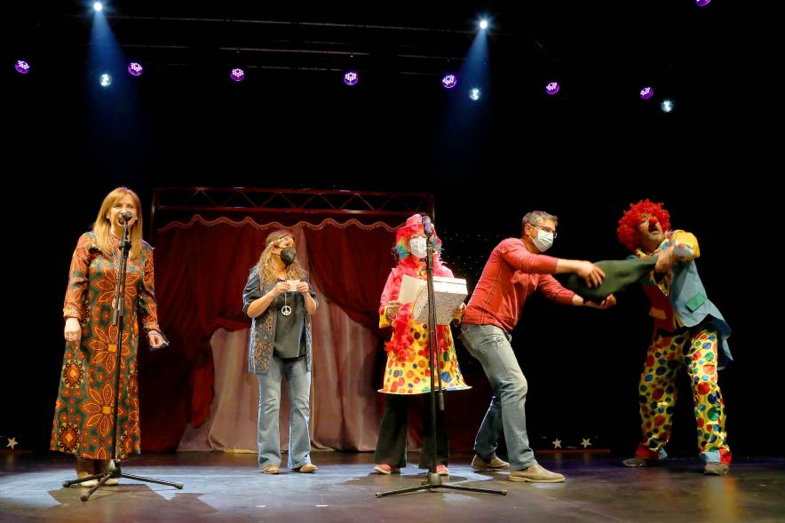 Carnaval de Mayores 2022 - Imagen de las autoridades municipales en el  escenario con disfraces.