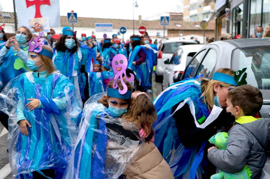 Desfile de Carnaval 2022 - Primer plano de un grupo de participantes disfrazados con sus hijos.