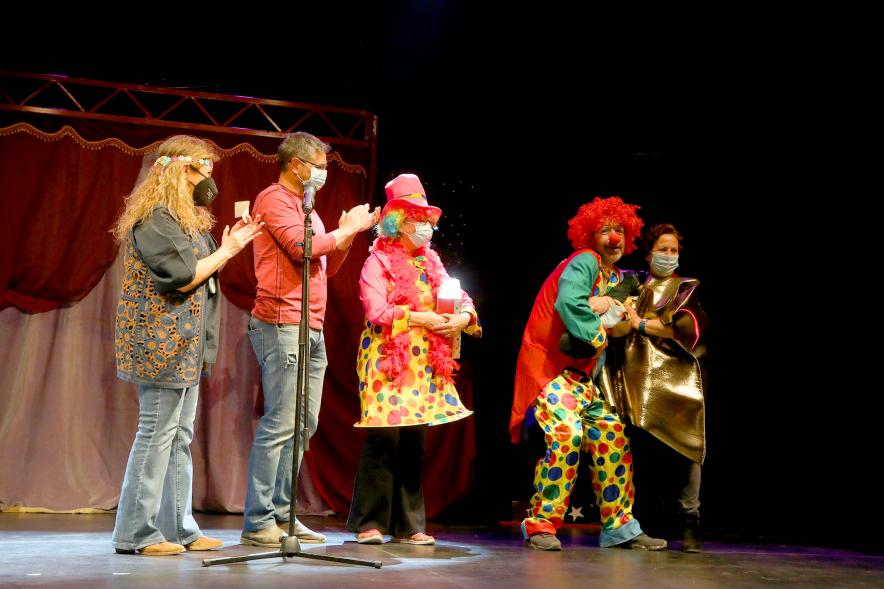  Carnaval de Mayores 2022 - Imagen de las autoridades municipales en el  escenario con disfraces.