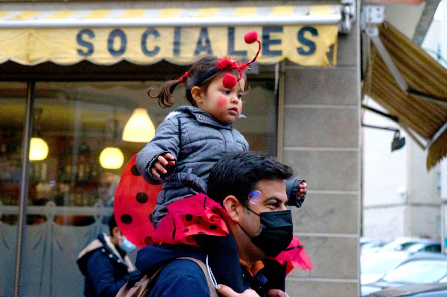 Desfile de Carnaval 2022 - Primer plano de padre con su hija disfrazada de muñeca.