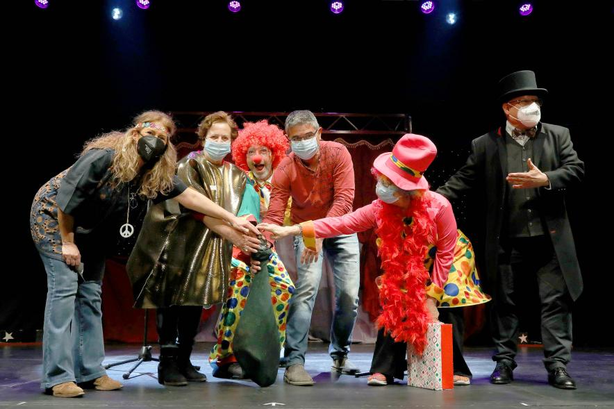   Carnaval de Mayores 2022 - Imagen de las autoridades municipales interactuando en el  escenario con disfraces.
