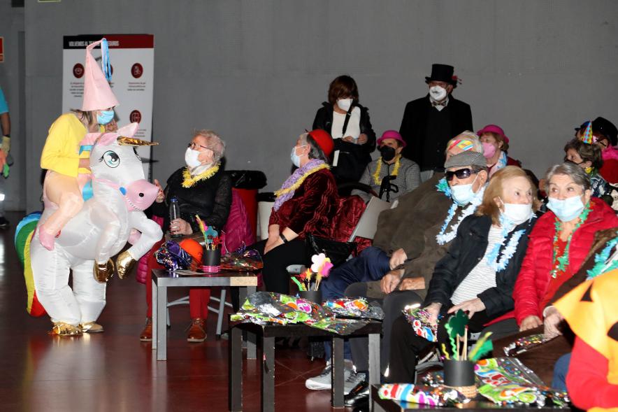   Carnaval de Mayores 2022 - Un grupo de actores interactúa con los mayores.
