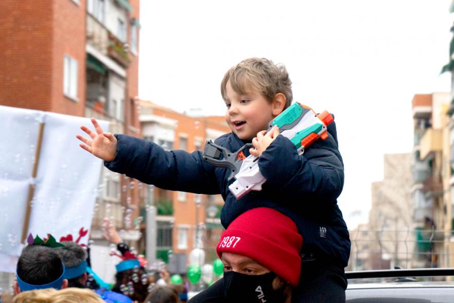 Desfile de Carnaval 2022 - Primer plano de un padre con su hijo a hombros.