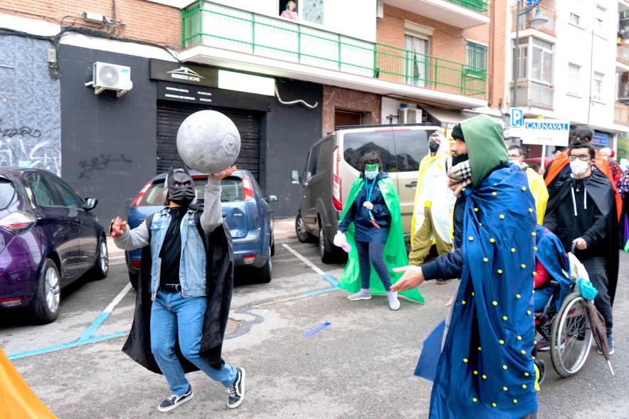 Desfile de Carnaval 2022 - Primer plano de un grupo de participantes disfrazados.