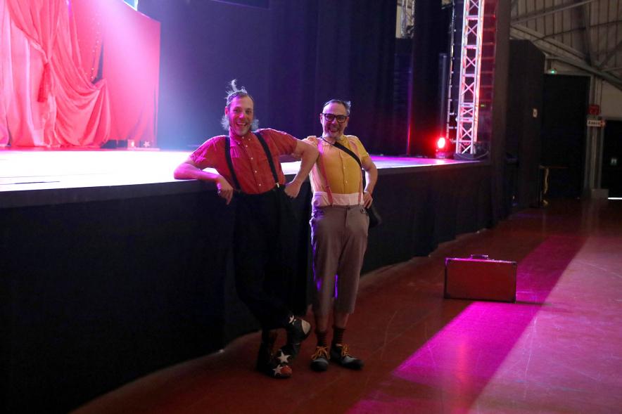  Carnaval de Mayores 2022 - Primer plano de dos animadores.