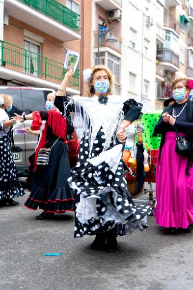 Desfile de Carnaval 2022 - Primer plano de un miembro de Alcolar disfrazada de flamenca.