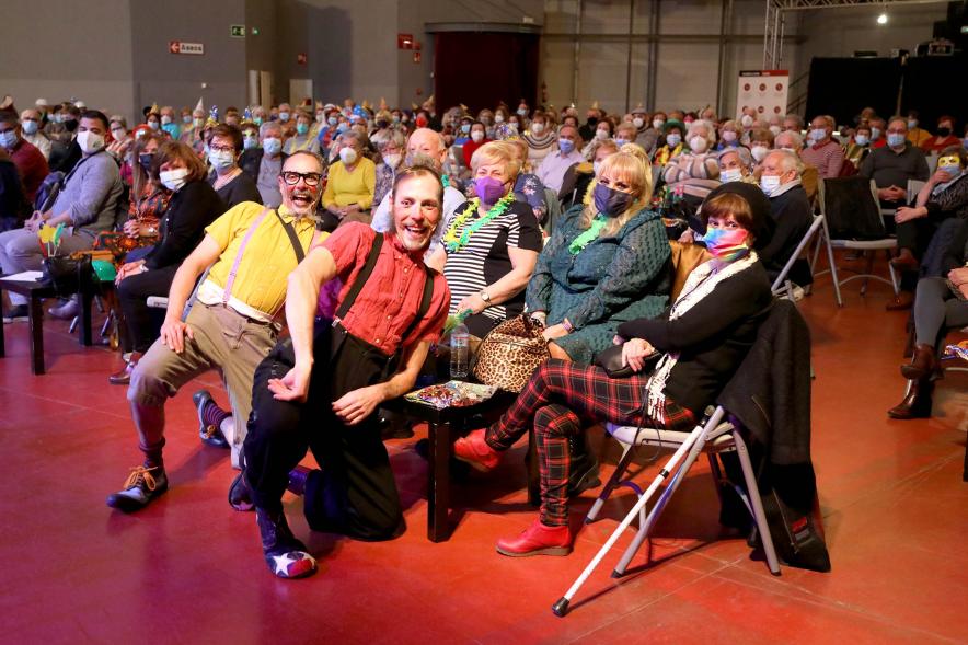 Carnaval de Mayores 2022 - Primer plano de dos animadores con los mayores.