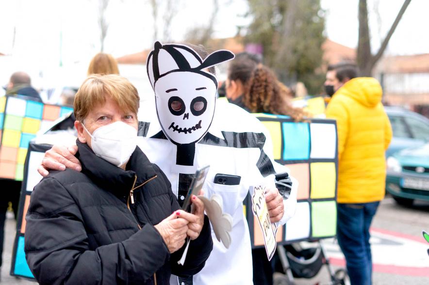 Desfile de Carnaval 2022 - Primer plano de dos participantes disfrazados.