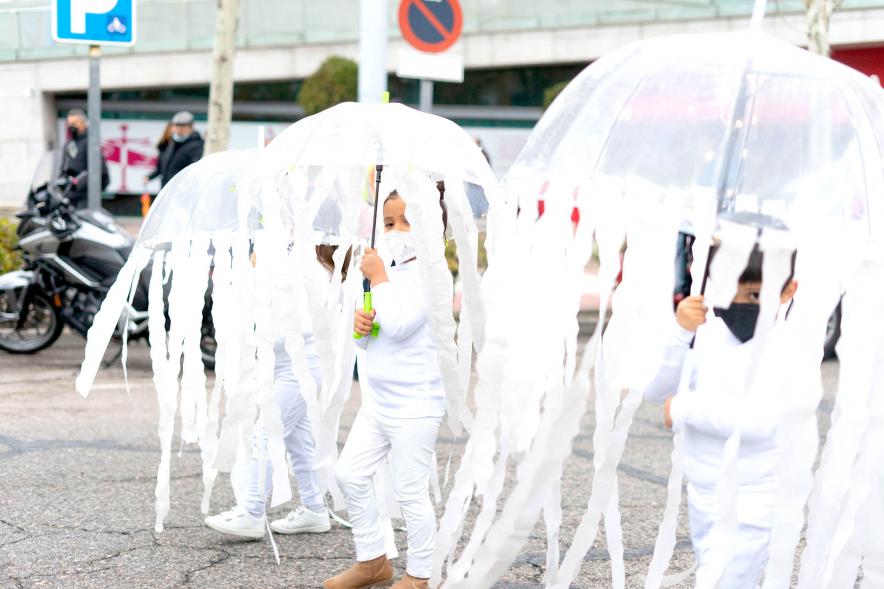Desfile de Carnaval 2022 - Primer plano de dos participantes disfrazados de medusas.