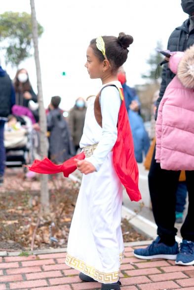 Desfile de Carnaval 2022 - Primer plano de una niña disfrazada de emperatriz.