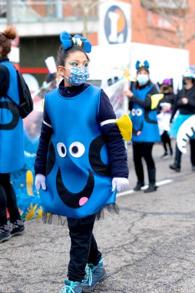 Desfile de Carnaval 2022 - Primer plano de un grupo de niños disfrazados del Monstruo de la Galleta.