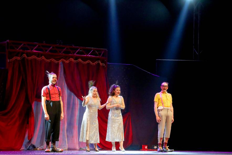 Carnaval de Mayores 2022 - Actuación musical en el escenario.