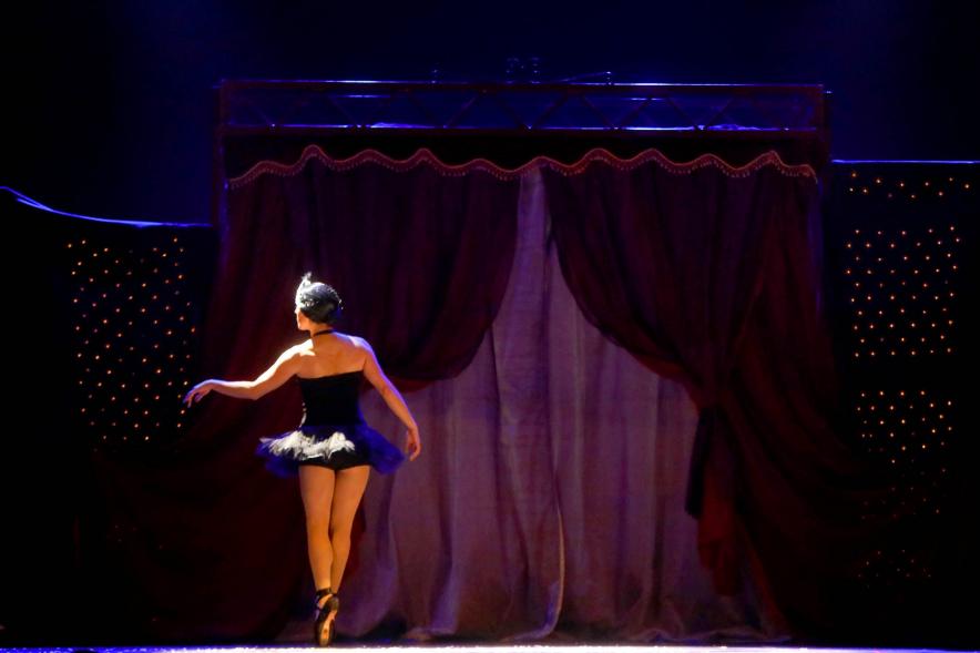  Carnaval de Mayores 2022 -  Primer plano de un solo de ballet en el escenario.