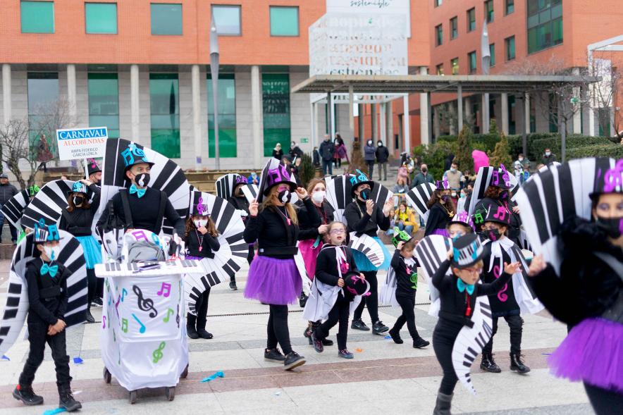 Desfile de Carnaval 2022 - Primer plano de un grupo de participantes disfrazados de mariposas.  