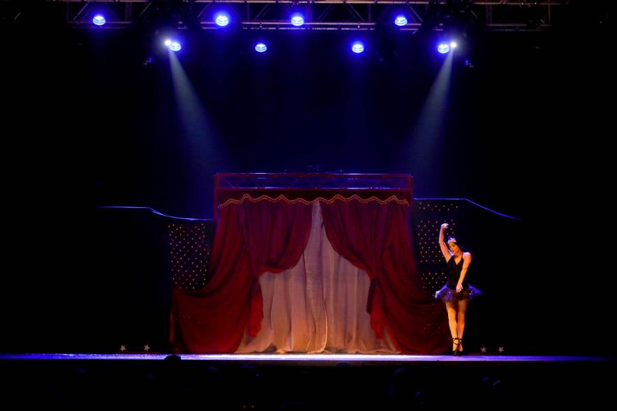  Carnaval de Mayores 2022 -  Primer plano de un solo de ballet en el escenario.