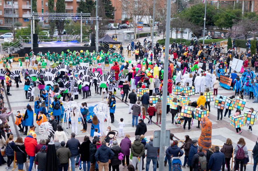 Desfile de Carnaval 2022 -  Imagen de todos los participantes disfrazados en la Plaza Mayor. 