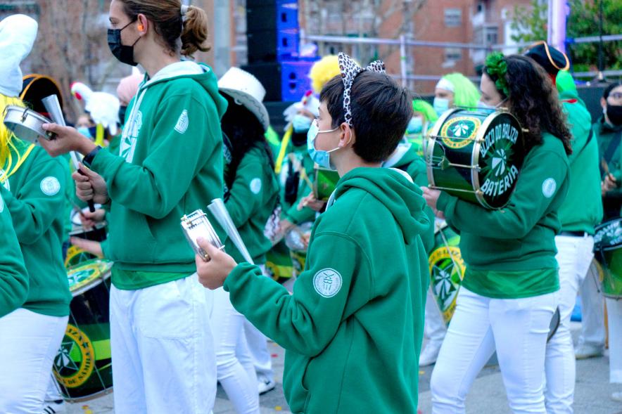 Desfile de Carnaval 2022 - Primer plano de los jóvenes de la tamborada.