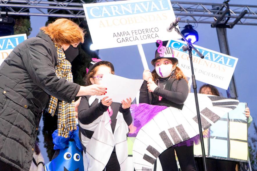 Desfile de Carnaval 2022 - Ofelia Culebradas, del ayuntamiento, entrega un diploma.
