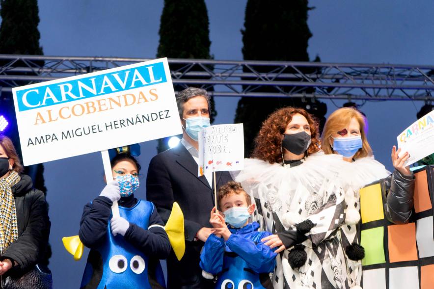Desfile de Carnaval 2022 - Entrega de premios por el alcalde al colegio Miguel Hernández.