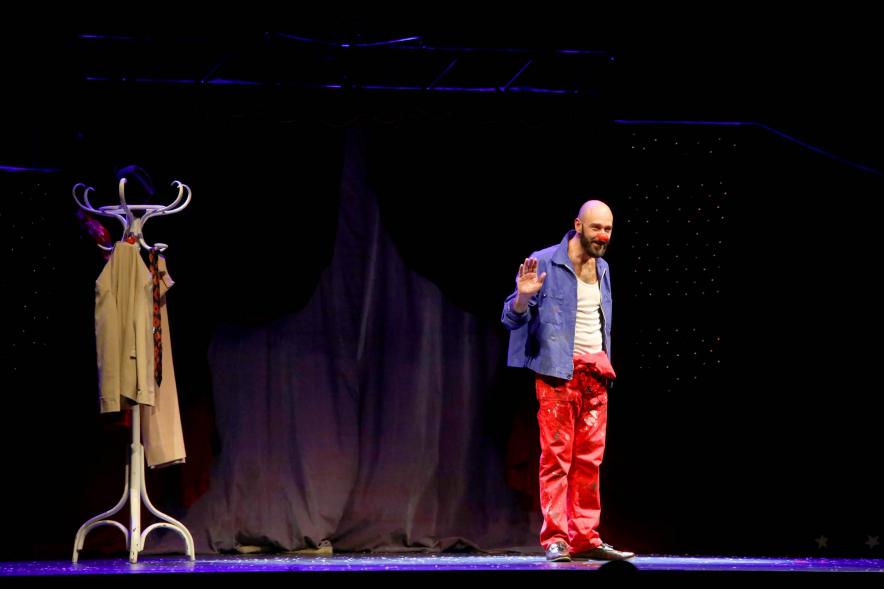  Carnaval de Mayores 2022 - Actuación teatral en el escenario.