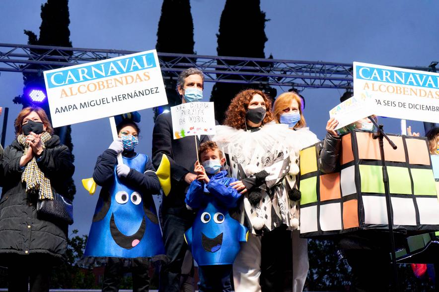 Desfile de Carnaval 2022 - Posado del alcalde con el Colegio Miguel Hernández, con su diploma.