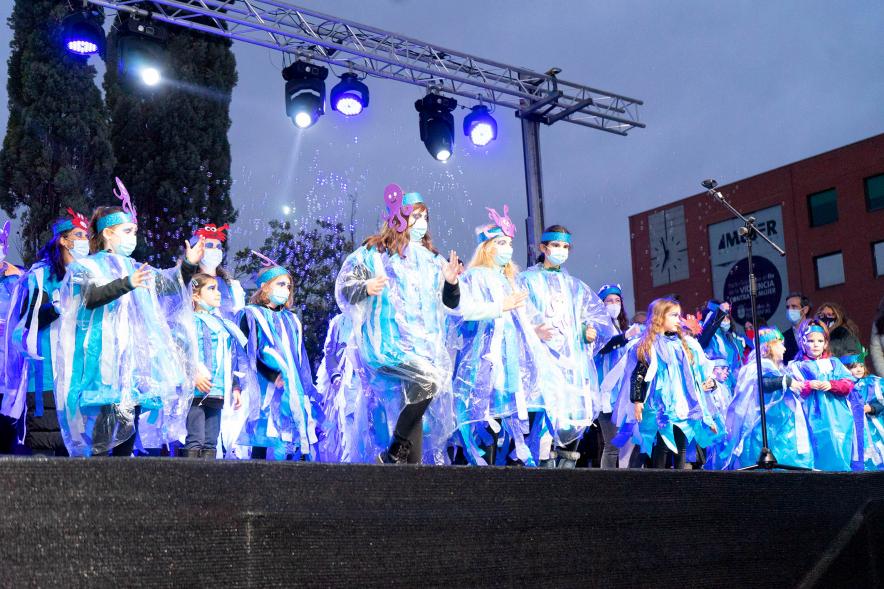Desfile de Carnaval 2022 - Imagen de un grupo de niños  disfrazados igual.