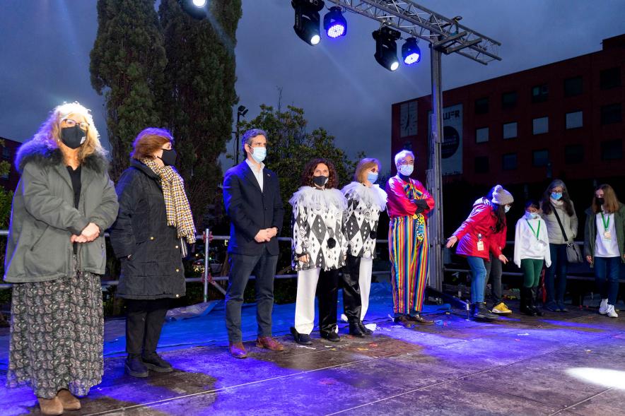 Desfile de Carnaval 2022 - Posado de las autoridades municipales, con sus disfraces.