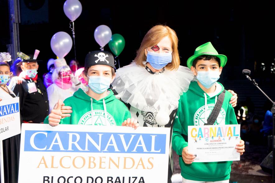 Desfile de Carnaval 2022 - Posado Ofelia Culebradas con dos jóvenes disfrazados premiados.