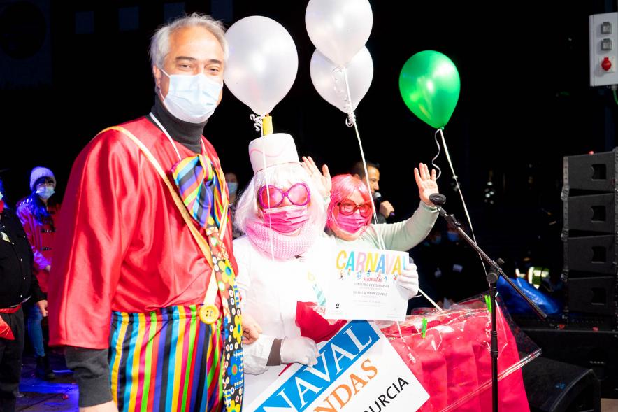 Desfile de Carnaval 2022 - Posado de José María Tovar, con los jóvenes premiados. 